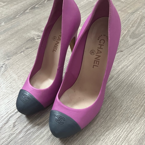 Chanel 2017 CC Interlocking Logo Fuchsia and Charcoal Heels